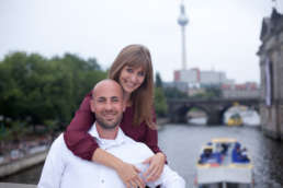 paarshooting outdoor location berlin fotostudio brandenburger tor fernsehturm geschenk valentinstag verlobung fotoshooting hochzeit liebe paar weihnachten geburtstag couple 06